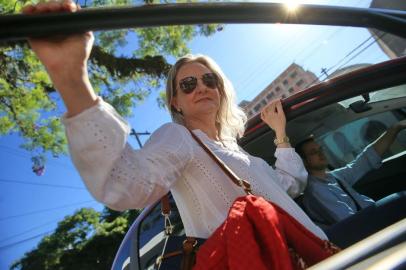  PORTO ALEGRE, RS, BRASIL - 2017.11.23 - Cristiane Bordin Teles deixou de andar de ônibus depois de ser assaltada, em março. Agora ela volta do trabalho de carona com o marido, Luciano Lembi Teles.