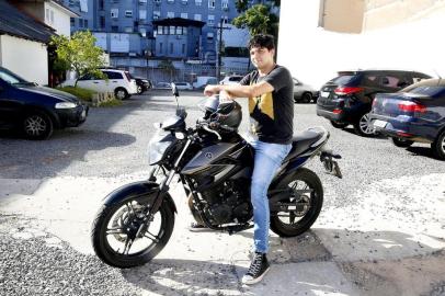  PORTO ALEGRE, RS, BRASIL, 27/11/2017 - Thiago Dorneles deixou de andar de ônibus depois que comprou uma moto (Foto: André Feltes / Especial)