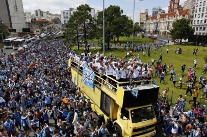  

PORTO ALEGRE, RS, BRASIL, 30-11-2017. Delegação do Grêmio chega em Porto Alegre após vitória e título do Tri da Libertadores da América. (MATEUS BRUXELI/AGÊNCIA RBS)