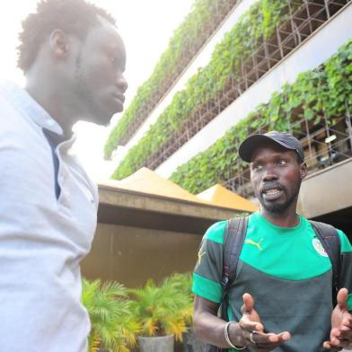  CAXIAS DO SUL, RS, BRASIL, 29/11/2017. Abdou Lahat Ndiaye, o Bili, presidente da Associação dos Senegaleses em Caxias do Sul e Ismaila Diedhiou, ambulante que foi agredido enquanto vendia mercadorias no centro de Caxias. (Porthus Junior/Agência RBS)