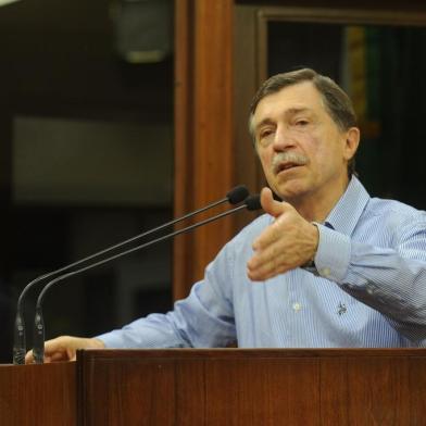 CAXIAS DO SUL, RS, BRASIL, 05/09/2017. Votação sobre admissibilidade do pedido de impeachment do prefeito Daniel Guerra (PRB) na Câmara de Vereadores de Caxias do Sul, acabou com a rejeição por unanimidade. Na foto, Adiló Didomenico (PTB) (Diogo Sallaberry/Agência RBS)