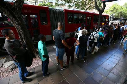  PORTO ALEGRE, RS, BRASIL,30/11/2017 -Ônibus e paradas lotadas, fotos mostram a super lotação das paradas de ônibus em Porto Alegre(FOTOGRAFO: LAURO ALVES / AGENCIA RBS)