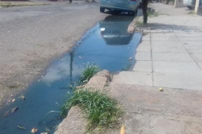 Moradores e pessoas que transitam pela Rua Oliveira Lopes, no bairro Sarandi, na zona norte de Porto Alegre, afirmam que existe esgoto a céu aberto no meio-fio da via há cerca de quatro meses. Segundo a usuária do aplicativo Pelas Ruas Cristina Vilasboas, o problema começou depois que a prefeitura realizou um serviço no asfalto.