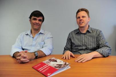  CAXIAS DO SUL, RS, BRASIL, 29/11/2017. Jornalistas Tiago Pellizzaro (E) e Gustavo Côrtes, autores do livro Uma Partida Histórica, a trajetória do Rei Pelé em Caxias do Sul. (Porthus Junior/Agência RBS)