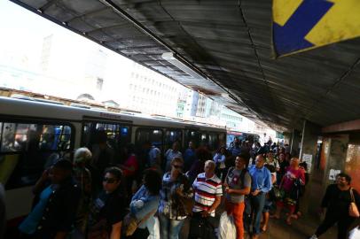  PORTO ALEGRE, RS, BRASIL,30/11/2017 -Ônibus e paradas lotadas, fotos mostram a super lotação das paradas de ônibus em Porto Alegre(FOTOGRAFO: LAURO ALVES / AGENCIA RBS)