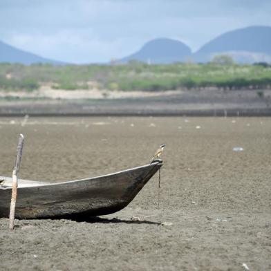  

A man operates a water pump at the dry Cedro reservoir in Quixada, Ceara State, on February 8, 2017. 
The situation of Brazils oldest reservoir sumps up the devastiting effects -human and environmental- of the worst drought of the century in the northeast of the country.   / AFP PHOTO / EVARISTO SA / TO GO WITH AFP STORY BY CAROLA SOLE

Editoria: ENV
Local: Quixadá
Indexador: EVARISTO SA
Secao: environmental politics
Fonte: AFP
Fotógrafo: STF