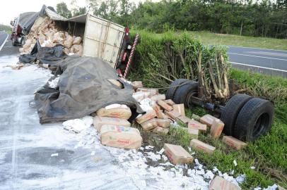 Carreta carregada com açúcar tombou na Freeway, em Glorinha