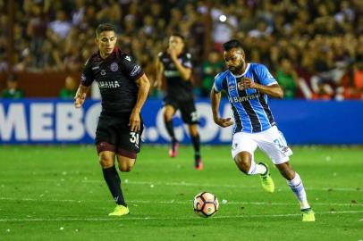 Gremio x LanusRS - FUTEBOL/LIBERTADORES DA AMÃRICA 2017/GREMIO X LANUS - ESPORTES - Torcedores gremistas acompanham a partida entre GrÃªmio x Lanus no telÃ£o instalado na Arena gremista. FOTO: /Editoria: SPOIndexador: Lucas UebelSecao: futebolFonte: Gremio.netFotógrafo: Gremio 