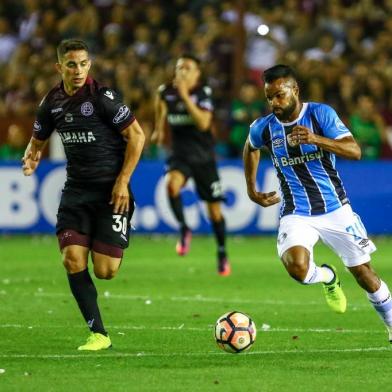 Gremio x LanusRS - FUTEBOL/LIBERTADORES DA AMÃRICA 2017/GREMIO X LANUS - ESPORTES - Torcedores gremistas acompanham a partida entre GrÃªmio x Lanus no telÃ£o instalado na Arena gremista. FOTO: /Editoria: SPOIndexador: Lucas UebelSecao: futebolFonte: Gremio.netFotógrafo: Gremio 