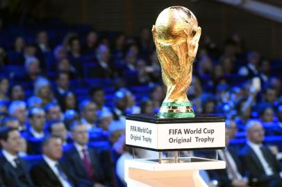 The FIFA World Cup trophy is displayed on stage ahead of the 2018 FIFA World Cup football tournament final draw at the State Kremlin Palace in Moscow on December 1, 2017.
The 2018 FIFA World Cup will be held between June 14 and July 15, 2018 in 11 Russian cities. / AFP PHOTO / Alexander NEMENOV Copa do Mundo, Rússia
