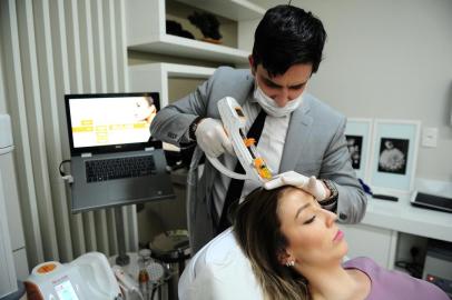  CAXIAS DO SUL, RS, BRASIL, 29/11/2017. Clínica caxiense oferece um tratamento capilar considerado revolucionário, com o uso do equipamento Bulge Hair Restoration. Entrevistamos o responsável por trazer a tecnologia para Caxias do Sul, o doutor Carmelo Occhipinti. (Diogo Sallaberry/Agência RBS)