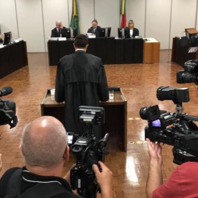  PORTO ALEGRE, RS, BRASIL, 01-12-2017. Julgamento do caso da Boate Kiss, de Santa Maria, que matou 242 pessoas. (LAURO ALVES/AGÊNCIA RBS) 