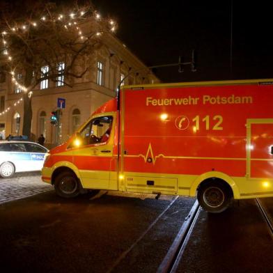  

A fire department vehicle leaves the area after an explosive was found at Christmas market in Potsdam, near Berlin, Germany on December 1, 2017.   
German police were investigating a possible explosive containing nails close to a Christmas market in Potsdam, reviving fears of a repeat of last years terror attack that struck at the height of the festive season.  / AFP PHOTO / Adam BERRY

Editoria: WAR
Local: Potsdam
Indexador: ADAM BERRY
Secao: guerrilla activity
Fonte: AFP
Fotógrafo: STR