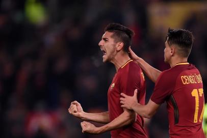 AS Romas midfielder Lorenzo Pellegrini (L) celebrates after scoring during the Italian Serie A football match AS Roma vs Spal at the Olympic Stadium in Rome, on December 1, 2017.  / AFP PHOTO / FILIPPO MONTEFORTE