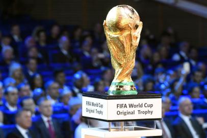 The FIFA World Cup trophy is displayed on stage ahead of the 2018 FIFA World Cup football tournament final draw at the State Kremlin Palace in Moscow on December 1, 2017.
The 2018 FIFA World Cup will be held between June 14 and July 15, 2018 in 11 Russian cities. / AFP PHOTO / Alexander NEMENOV Copa do Mundo, Rússia
