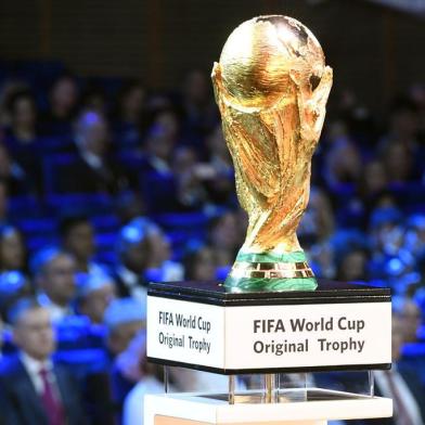 The FIFA World Cup trophy is displayed on stage ahead of the 2018 FIFA World Cup football tournament final draw at the State Kremlin Palace in Moscow on December 1, 2017.
The 2018 FIFA World Cup will be held between June 14 and July 15, 2018 in 11 Russian cities. / AFP PHOTO / Alexander NEMENOV Copa do Mundo, Rússia
