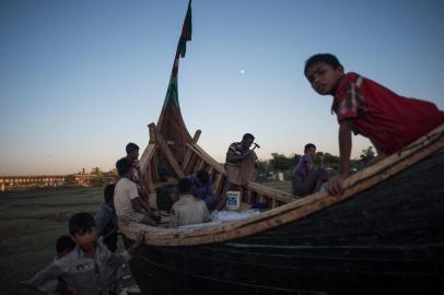  

Rohingya migrants work on a boat at the Shamlapur refugee camp in Coxs Bazar on December 1, 2017.
Rohingya are still fleeing into Bangladesh even after an agreement was signed with Myanmar to repatriate hundreds of thousands of the Muslim minority displaced along the border, officials said on November 27.  / AFP PHOTO / Ed JONES

Editoria: POL
Local: Coxs Bazar
Indexador: ED JONES
Secao: refugee
Fonte: AFP
Fotógrafo: STF