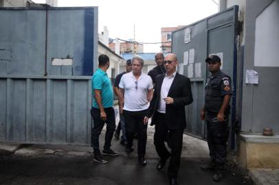 JACOB BARATA FILHO E LÉLIS TEIXEIRA DEIXAM PRESÍDIO

RJ - JACOB-BARATA-FILHO-LÉLIS-TEIXEIRA-DEIXAM-PRESÍDIO - GERAL - O empresário Jacob Barata Filho e o ex-presidente da Federação das Empresas de Transportes de Passageiros do Estado do Rio de Janeiro (Fetranspor), Lélis Teixeira deixam a cadeia pública José Frederico Marquês, em Benfica, na Zona Norte do Rio de Janeiro (RJ), na manhã deste sábado (19). Eles foram soltos após decisão do ministro do Supremo Tribunal Federal (STF), Gilmar Mendes, nesta sexta-feira (18). 19/08/2017 - Foto: JOSE LUCENA/FUTURA PRESS/FUTURA PRESS/ESTADÃO CONTEÚDO

Editoria: GERAL
Local: RIO DE JANEIRO
Indexador: JOSE LUCENA
Fotógrafo: FUTURA PRESS