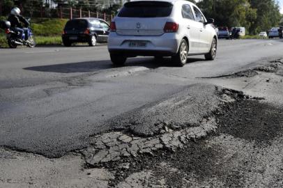  FARROUPILHA, RS, BRASIL, 30/11/2017 - O Parlamento Regional realizou audiência pública para tratar de demandas e discutir melhorias sobre infraestrutura das rodovias estaduais da Serra. O encontro foi na Câmara de Vereadores de Farroupilha, nesta quinta-feira. NA FOTO: Clayton Gonçalves,  Fabiano Piccoli, presidente da Câmara de Vereadores de Farroupilha, Felipe Gramelmaier e Assis Melo. NA FOTO: RSC-122, no trecho que liga Caxias do Sul a Farroupilha, próximo ao Campus 8, que apresenta pavimento danificado. (Marcelo Casagrande/Agência RBS