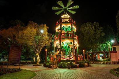 Iimagens da Pirâmide Natalina, novidade da decoração de Nova Petrópolis.