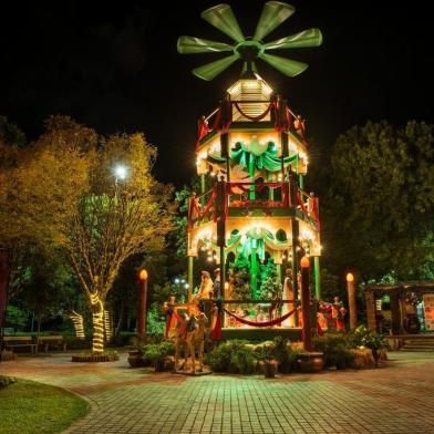 Iimagens da Pirâmide Natalina, novidade da decoração de Nova Petrópolis.