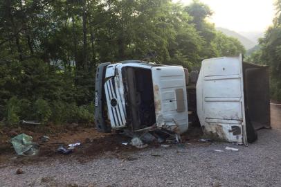 Acidente mata três trabalhadores da prefeitura de Caxias do Sul em Santa Lúcia do Piaí.