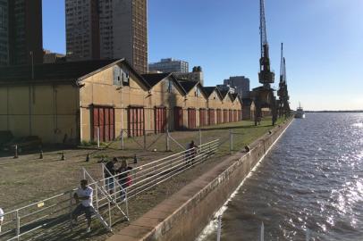 Armazéns do Cais Mauá, vistos a partir do barco Cisne Branco