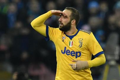 Juventus forward from Argentina Gonzalo Higuain celebrates after scoring  during the Italian Serie A football match Napoli vs Juventus on December 1, 2017 at the San Paolo stadium in Naples.  / AFP PHOTO / Tiziana FABI