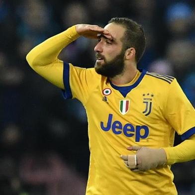 Juventus forward from Argentina Gonzalo Higuain celebrates after scoring  during the Italian Serie A football match Napoli vs Juventus on December 1, 2017 at the San Paolo stadium in Naples.  / AFP PHOTO / Tiziana FABI