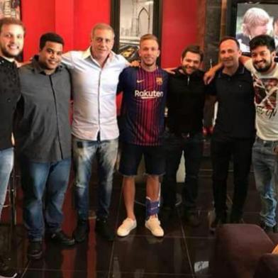 arthur com camisa do barcelona