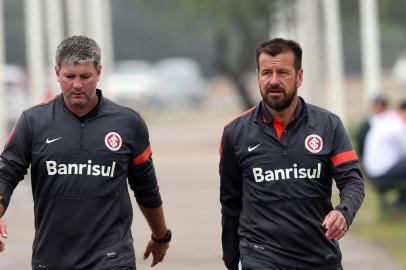  PORTO ALEGRE, RS, BRASIL, 20-05-2013 : Após o treino do Internacional, Dunga caminha pela orla do Guaíba. Na foto: Odair Hellmann e o treinador Dunga. (Foto: BRUNO ALENCASTRO/Agência RBS, Editoria Esportes)