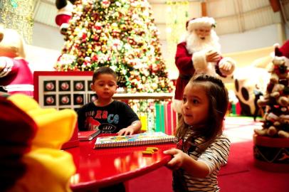  CAXIAS DO SUL, RS, BRASIL, 27/11/2017. Decoração natalina começa a tomar forma no comércio caxiense e chama a atenção dos clientes. Lucas e Beatriz, 3 anos cada, netos de Claudete Pedroso, no Shopping Iguatemi Caxias. (Diogo Sallaberry/Agência RBS)