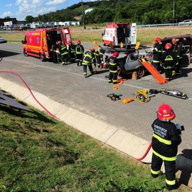  BENTO GONÇALVES, RS, BRASIL, 02/12/2017. Simulação de acidente de trânsito na trevo da Telasul,  intersecção da BR-470 com a RSC-453, entre Bento Gonçalves e Garibaldi. Participarem bombeiros voluntários de Garibaldi, Bento Gonçalves e Carlos Barbosa, além da Samu e da PRE. (Porthus Junior/Agência RBS)