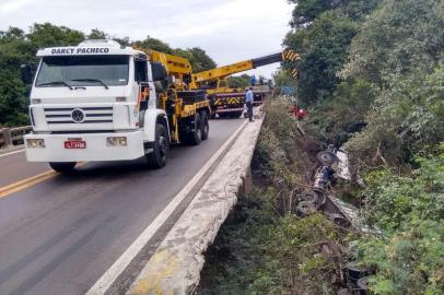 BR-290 é bloqueada para retirada de caminhão tombado em Arroio dos Ratos