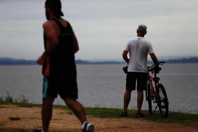  

PORTO ALEGRE, RS, BRASIL, 03-12-2017: Clima nublado e instável em Porto Alegre na manhã de domingo. Previsão de chuva para a tarde na capital (FOTO FÉLIX ZUCCO/AGÊNCIA RBS, Editoria de Notícias).