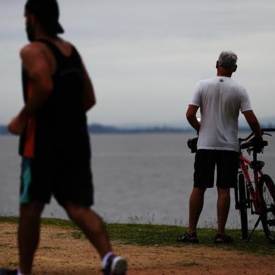  

PORTO ALEGRE, RS, BRASIL, 03-12-2017: Clima nublado e instável em Porto Alegre na manhã de domingo. Previsão de chuva para a tarde na capital (FOTO FÉLIX ZUCCO/AGÊNCIA RBS, Editoria de Notícias).