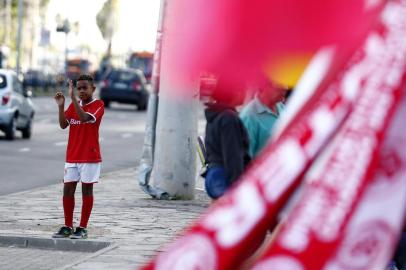  

PORTO ALEGRE, RS, BRASIL, 06/04/2017 : Movimentação de torcedores no entorno do estádio Beira Rio antes do jogo do Internacional. (FOTO: CAMILA DOMINGUES/ESPECIAL)