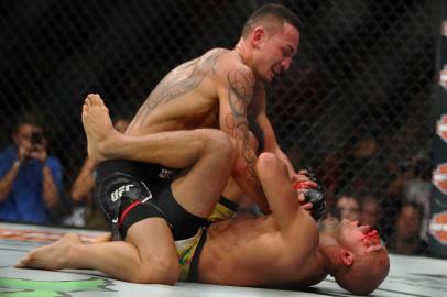 7DETROIT, MI - DECEMBER 02: Max Holloway (L) battles Jose Aldo of Brazil (R) during UFC 218 at Little Caesars Arena on December 2, 2018 in Detroit, Michigan.