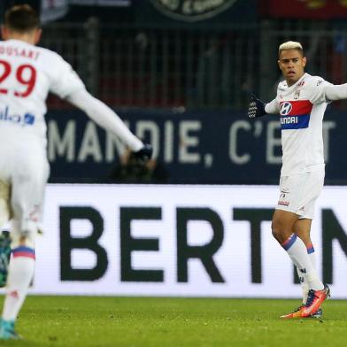 Lyons Spanish forward Mariano Diaz celebrates after scoring a goal during the French L1 football match between Caen (SMC) and Lyon (OL) on December 3, 2017, at Michel dOrnano Stadium, in Caen, northwestern France. / AFP PHOTO / CHARLY TRIBALLEAU