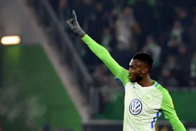 Wolfsburgs French midfielder Josuha Guilavogui celebrates scoring the 3-0 during the German First division Bundesliga football match VfL Wolfsburg vs Borussia Moenchengladbach on December 3, 2017 in Wolfsburg, Germany. / AFP PHOTO / dpa / Peter Steffen / Germany OUT / RESTRICTIONS: DURING MATCH TIME: DFL RULES TO LIMIT THE ONLINE USAGE TO 15 PICTURES PER MATCH AND FORBID IMAGE SEQUENCES TO SIMULATE VIDEO. == RESTRICTED TO EDITORIAL USE == FOR FURTHER QUERIES PLEASE CONTACT DFL DIRECTLY AT + 49 69 650050 