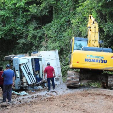  CAXIAS DO SUL, RS, BRASIL, 01/12/2017. Um acidente com um caminhão carregado de britas matou três funcionários da prefeitura de Caxias do Sul na tarde de sexta-feira. O caso ocorreu na Estrada Municipal João Edgar Jung, na comunidade de Faria Lemos, entre os distritos de Santa Lúcia do Piaí e Vila Cristina. As vítimas Leonardo Antônio Zanol, 46 anos, Luis Antônio Frizzo, 60, e Gilnei Luiz Gueras, 51, serão sepultados no cemitério de Santa Lúcia do Piaí. (Porthus Junior/Agência RBS)