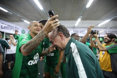  

Festa da Chapecoense pela conquista da vaga na libertadores, na foto o Wellington Paulista raspa o cabelo do presidente Plínio David de Nês Filho.