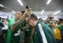 Jogadores da Chapecoense dão banho em técnico e raspam cabelo do presidente