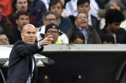 Real Madrid's French coach Zinedine Zidane gives instructions to his players during the Spanish league football match Real Madrid CF against Malaga CF on 25, November 2017 at the Santiago Bernabeu stadium in Madrid. / AFP PHOTO / GABRIEL BOUYS