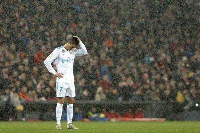 Real Madrids Portuguese forward Cristiano Ronaldo reacts as snow falls during the Spanish league football match Athletic Club Bilbao vs Real Madrid CF at the San Mames stadium in Bilbao on December 2, 2017.  / AFP PHOTO / Ander GILLENEA