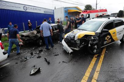  CAXIAS DO SUL, RS, BRASIL, 04/12/2017. Um acidente entre dois veículos deixou três pessoas feridas na manhã desta segunda-feira em Caxias do Sul. A colisão envolveu um Gol e um Voyage na Rua Jacob Luchesi, bairro Santa Lúcia Cohab. (Porthus Junior/Agência RBS)