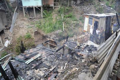  CAXIAS DO SUL, RS, BRASIL  (04/12/2017). Incêndio em Residência, localizada no bairro Vila Ipê. Claudiomiro dos Santos relatou à reportagem que na casa residia  sua irmã incapaz (usuária de drogas). (Roni Rigon/Pioneiro).