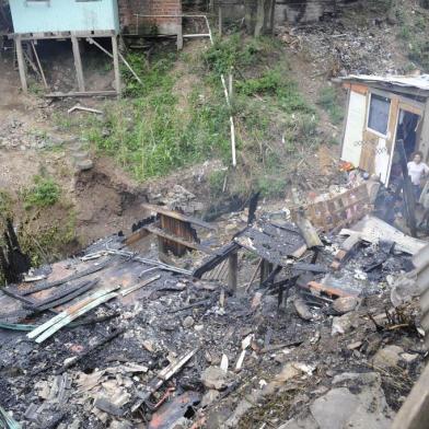  CAXIAS DO SUL, RS, BRASIL  (04/12/2017). Incêndio em Residência, localizada no bairro Vila Ipê. Claudiomiro dos Santos relatou à reportagem que na casa residia  sua irmã incapaz (usuária de drogas). (Roni Rigon/Pioneiro).