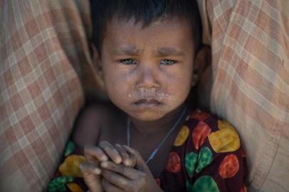  

A Rohingya Muslim refugee child cries as she sits in the Kutupalong refugee camp in Coxs Bazar on December 4, 2017.
Rohingya are still fleeing into Bangladesh even after an agreement was signed with Myanmar to repatriate hundreds of thousands of the Muslim minority displaced along the border, officials said on November 27.  / AFP PHOTO / Ed JONES

Editoria: POL
Local: Kutupalong
Indexador: ED JONES
Secao: refugee
Fonte: AFP
Fotógrafo: STF