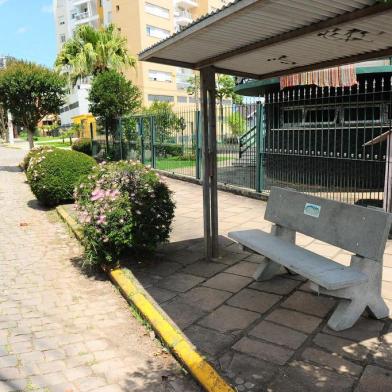  CAXIAS DO SUL, RS, BRASIL, 29/11/2017. Associação dos moradores do bairro Colina Sorriso colocou bancos, para usuários, nas paradas de ônibus. (Porthus Junior/Agência RBS)